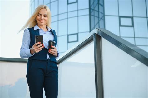 Retrato De Un Mujer De Negocios Utilizar Un Tel Fono Celular