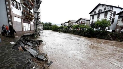 Graves inundaciones en Navarra tras desbordarse el río Baztan El Comercio