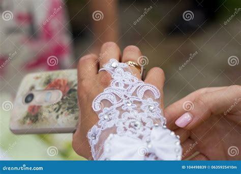 Manos Con Los Anillos De Bodas Imagen De Archivo Imagen De Matrimonio