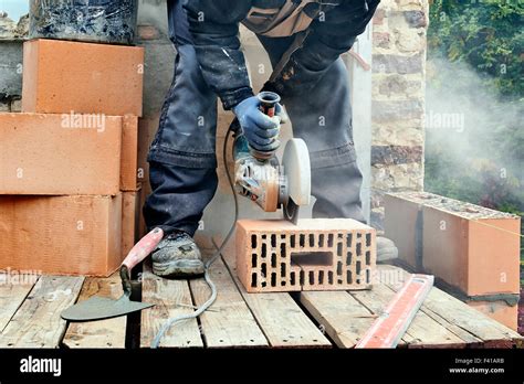 Trabajador De La Construcción Con Mampostería De Sierra Para Cortar