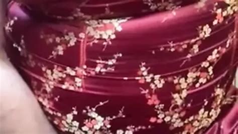 Geile Milf Tranny Praat Met Een Sexy Stem Raakt Zichzelf Aan En Pronkt Met Haar Lange Benen In