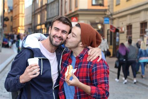 Pares Gay Que Se Besan Apasionado En La Calle Imagen De Archivo