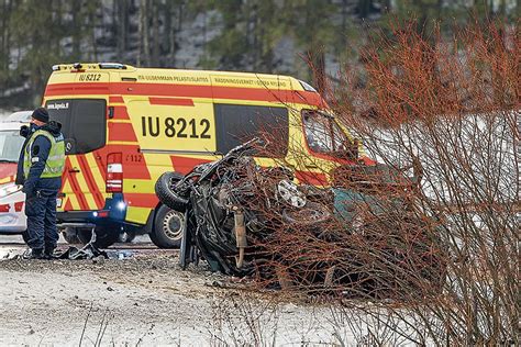 Yksi Ihminen On Kuollut Henkil Auton Ja Rekan Kolarissa M Nts L Ntiell