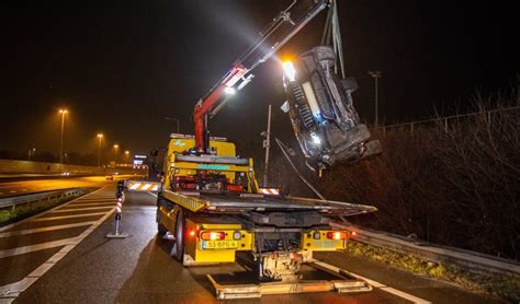 Auto Slaat Over De Kop En Knalt Tegen Lantaarnpaal Adverteren