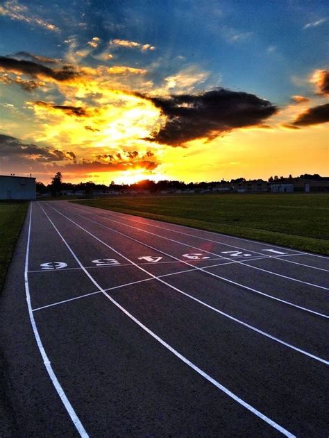 Coucher de soleil sur un terrain d athlétisme en 2022 Athletisme