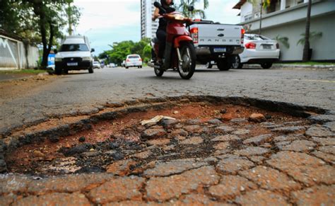 Queixas por buracos em Goiânia triplicam