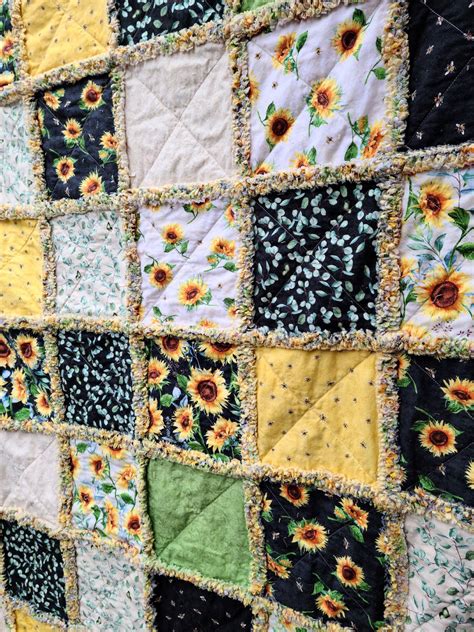 Sunflower Quilt Sunflower Throw Bee Rag Quilt Bee Quilt Etsy In 2021