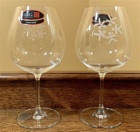 Lot Of 2 Riedel Pinot Noir Burgundy Red Wine Glasses Etched Circle Of People Ebay