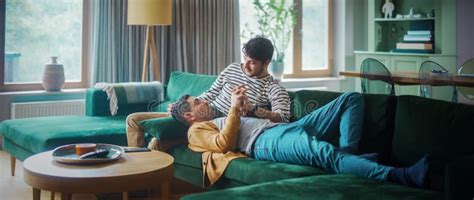 Escenas Suaves De Una Elegante Pareja Gay Adulta Que Pasa Tiempo En Casa Se Acuestan Dos