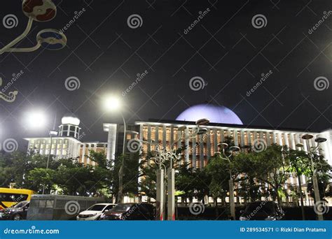 Istiqlal mosque at night editorial photo. Image of city - 289534571