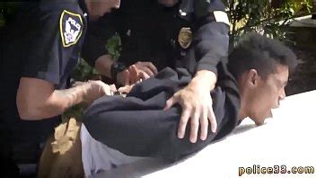 Hombres desnudos de la policía de asia y video xxx gay sospechoso en la carrera se pone