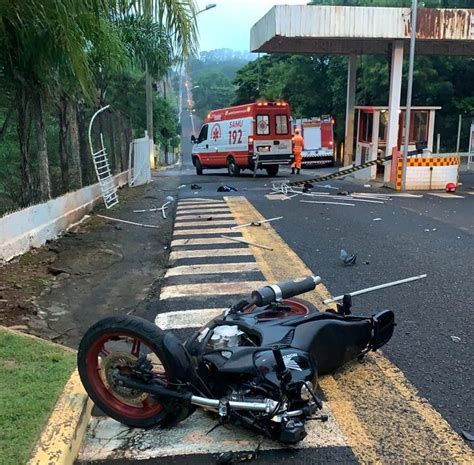 Motociclista Colide Violentamente Em Grade De Clube E Tem Ferro