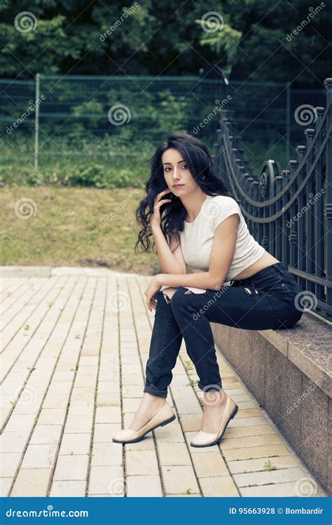 Junger Brunette Mit Dem Gelockten Haar Stockfoto Bild Von Bluse M Dchen