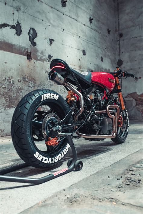 Cafe Racer In Rot Eine Yamaha Tr Von Jerem Motorcycles Bikebrewers