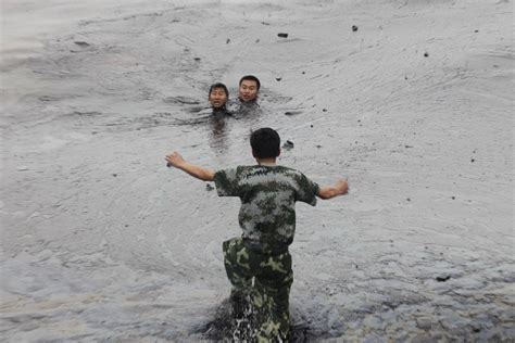 Peekture Rip Photographer Captures Death Of Chinas Dalian Oil Spill