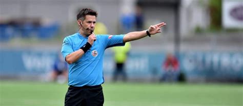 Árbitro reconoce ser gay y recibe muestras de apoyo