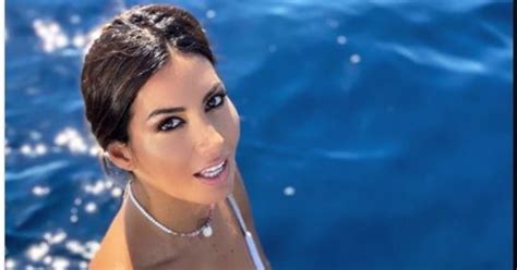 Elisabetta Gregoraci A Shot In A White Bikini By The Showgirl Conquers Social Media Libero