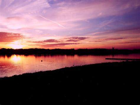 Sunset at Caldecotte Lake | Milton keynes, Places to go, Sunset