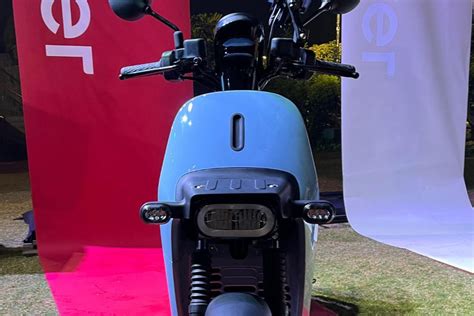 India Made Gogoro Crossover Gx Electric Scooter Unveiled Battery