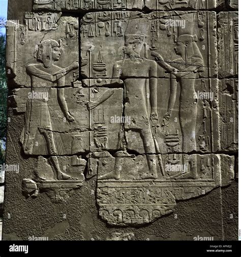 Geografía viaje Egipto dios Amón alabado por un rey relieve templo