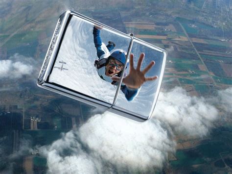 Прыжки с парашютом. Основной цвет обоев: Светлый пурпурно-синий