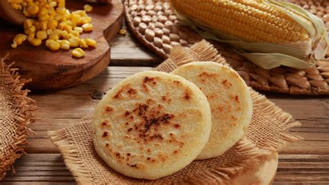 Arepas de maíz colombianas rellenas de queso Cómo se preparan