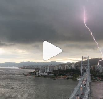 VÍDEO Thor na Ilha da Magia produz espetáculo de raios em