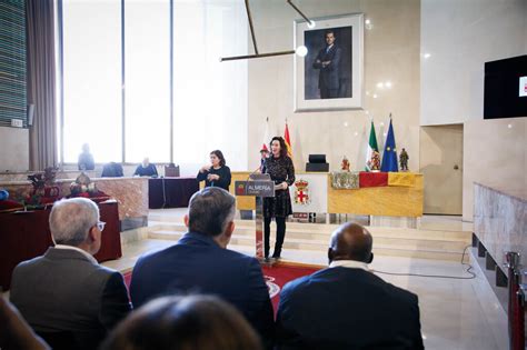 Im Genes De La Entrega De Las Coronas A Los Emisarios De Sus Majestades