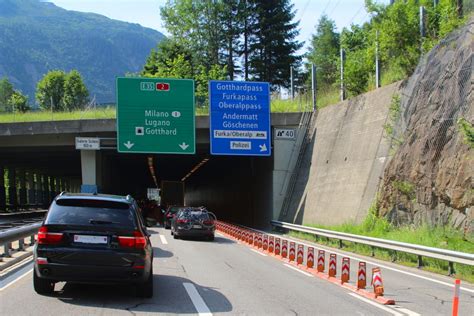 Gotthard Tunnel gesperrt Betonteile krachten auf Straße Riss in