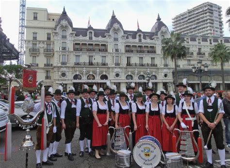 Ein Oktoberfest Besuch im Café de Paris in Monte Carlo Freiwillige