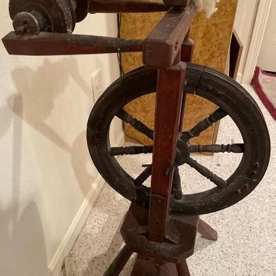 Antique wool spinning wheel | EstateSales.org