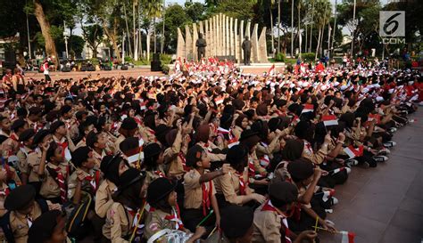 Photo Ratusan Peserta Napak Tilas Penuhi Tugu Proklamasi Foto