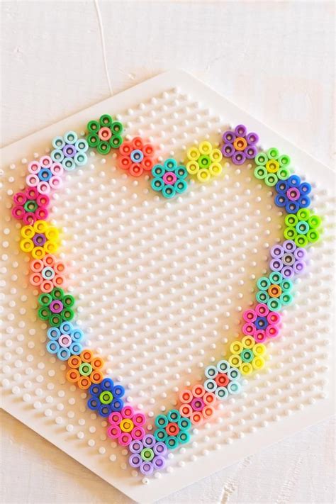 perles à repasser en forme de coeur sur la plaque plastique Diy Perler