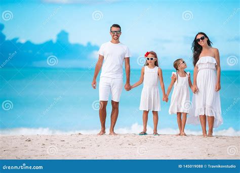 Familia Hermosa Feliz Con Los Ni Os En La Playa Foto De Archivo