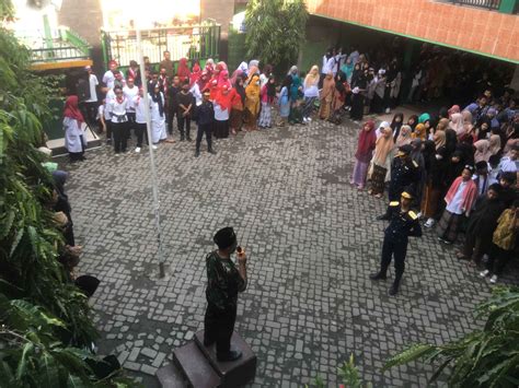 UPACARA PERINGATAN HARI PAHLAWAN MTs Wachid Hasyim Surabaya