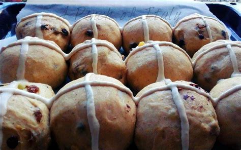 Easter Hot Cross Buns A Pinch Of Italy