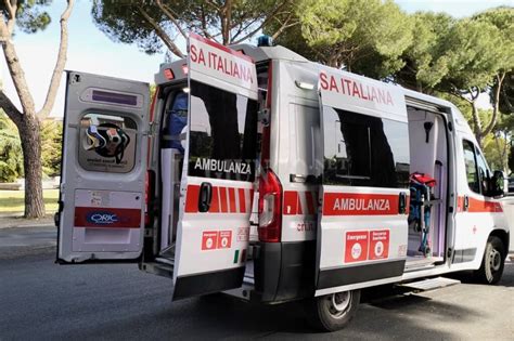 Incidente Alla Rotatoria Due Uomini In Ospedale Il Giunco