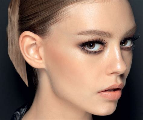 Sexy nude maquiagem neutra é tendência Veja como fazer Revista Marie Claire Beleza