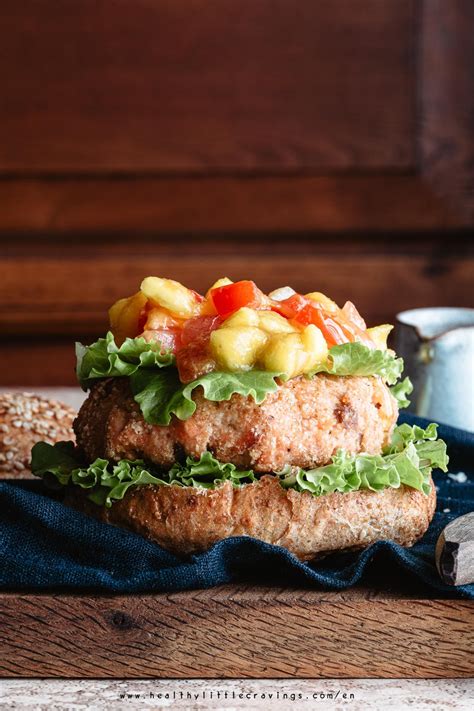 Hamburger Di Salmone Con Salsa Al Mango Salmon Burger Sauce Grilled Salmon Burgers Sauce For