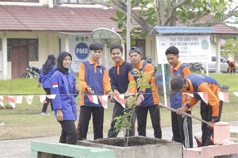 Peduli Lingkungan Mahasiswa Baru Peserta Pbak Adakan Penanaman Pohon