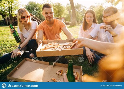 Cinco Jovens Animados Comendo Pizza E Bebendo Cerveja Ao Ar Livre