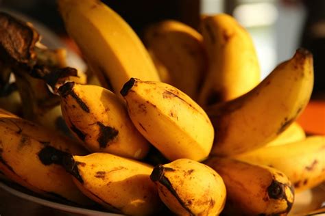 Banana Health Benefits केले खाने के 8 अनोखे फायदे और नुकसान