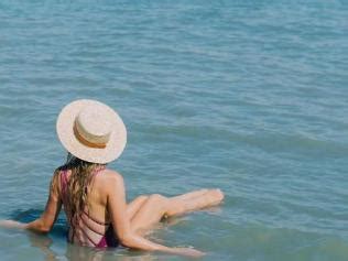 Hot Sexy Nicola Easterby Bikini Pics