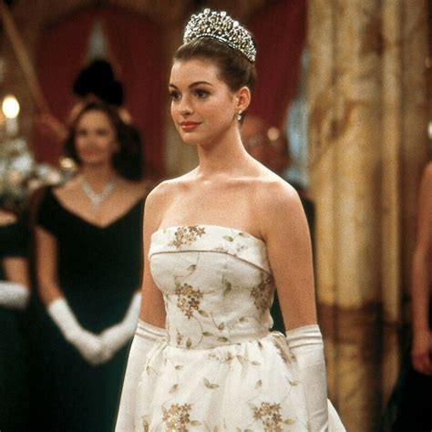 queen   anne hathaway  making  royal return  mia