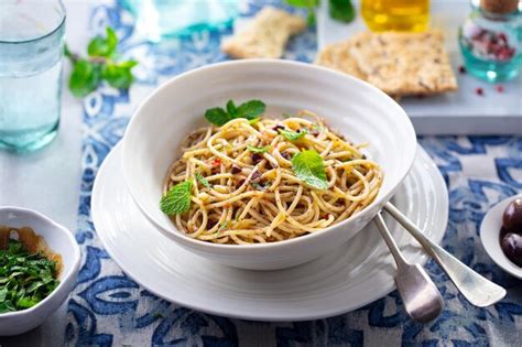 Macarr O Espaguete Molho De Ervas Frescas De Azeitonas Em Uma