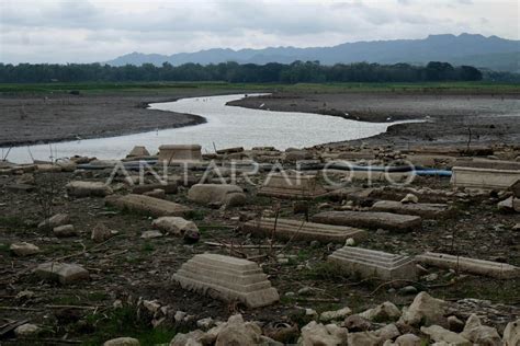 MAKAM MUNCUL SAAT KEMARAU DI WADUK GAJAH MUNGKUR ANTARA Foto