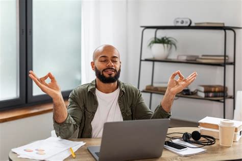 Concepto Zen Calma Hombre Maduro Sentado En El Escritorio Con Los Ojos