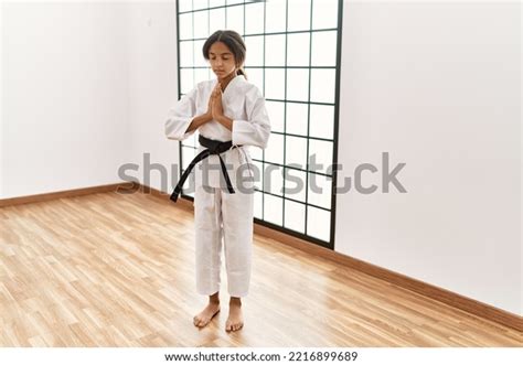 African American Girl Wearing Kimono Meditation Mais De 9 Fotos Stock