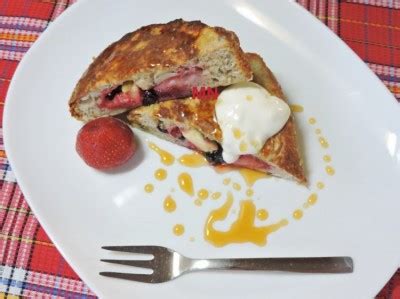 Яичные гренки с фруктами/ягодами : Закуски и бутерброды