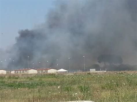 Roma Incendio Al Campo Rom Della Barbuta Ferito A Sassate Un Volontario